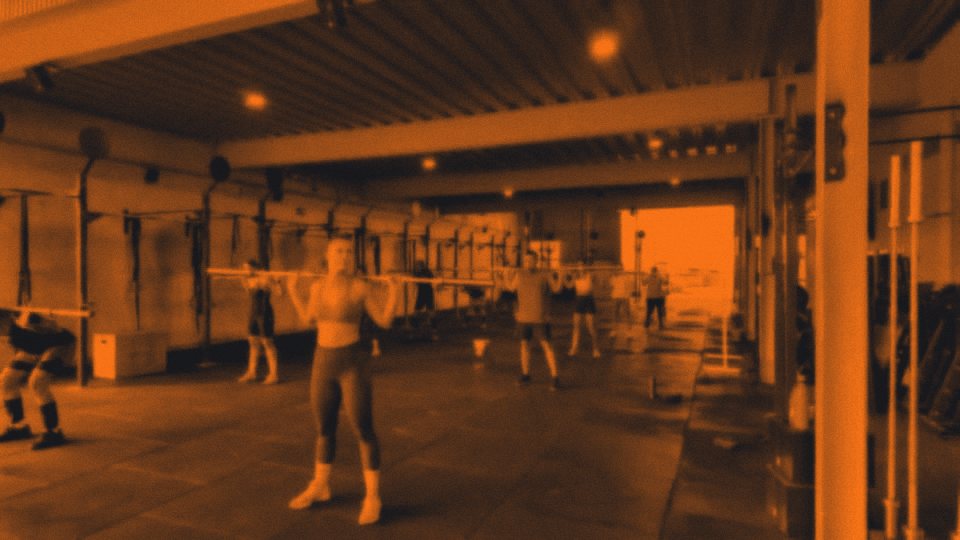 Clase de fitness funcional en un box