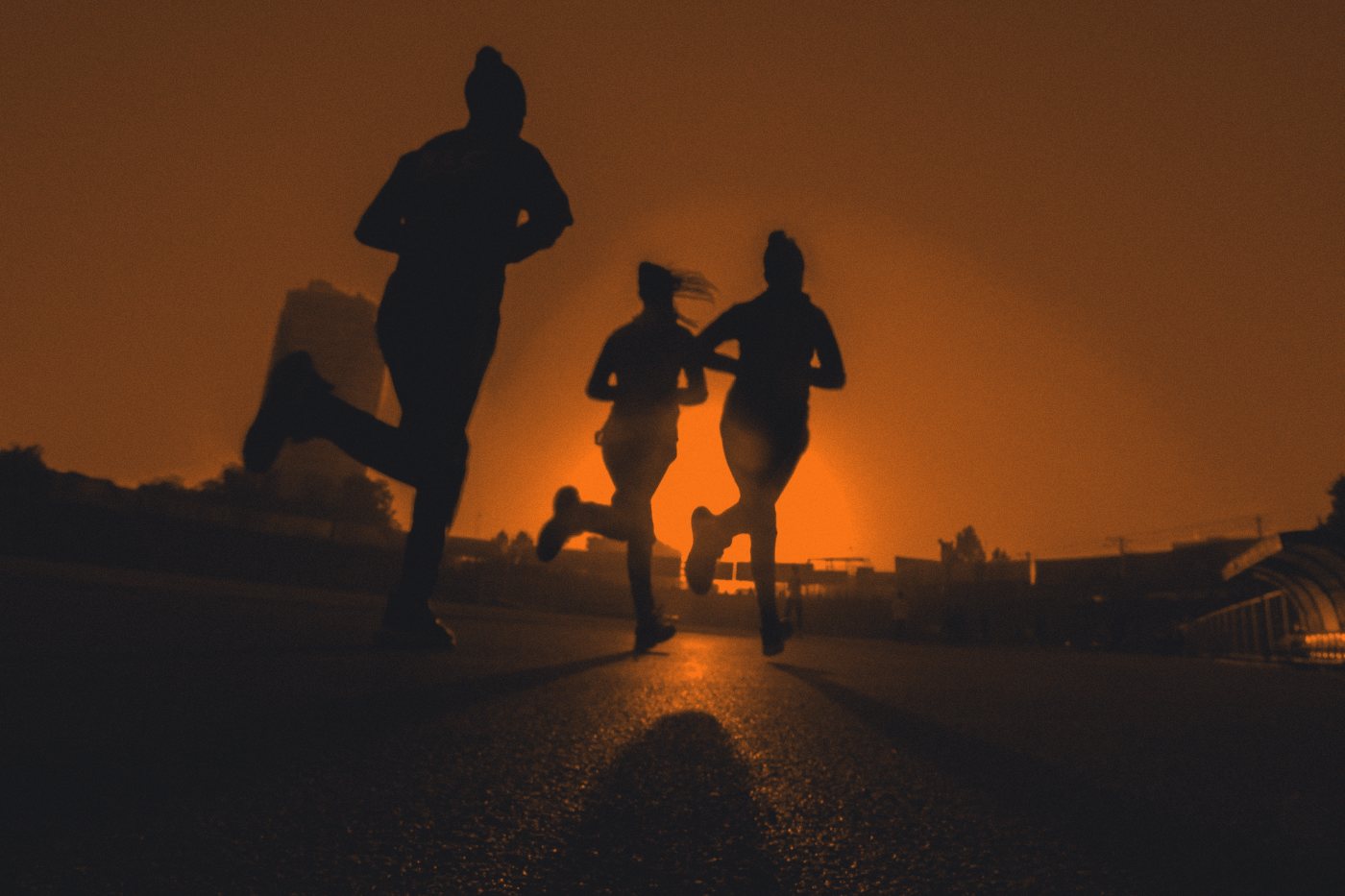Corredores a contraluz en una carrera